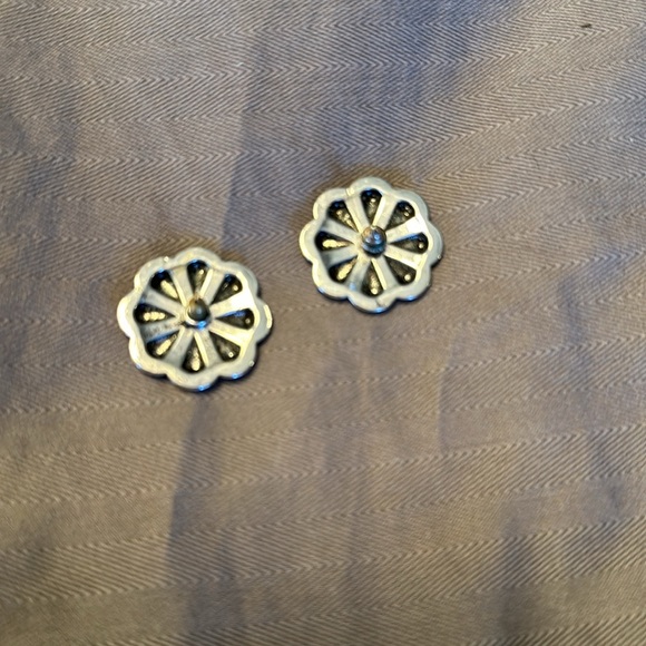 ⚜️ 3-piece Burnished Silver Flower Concho set - Picture 3 of 5